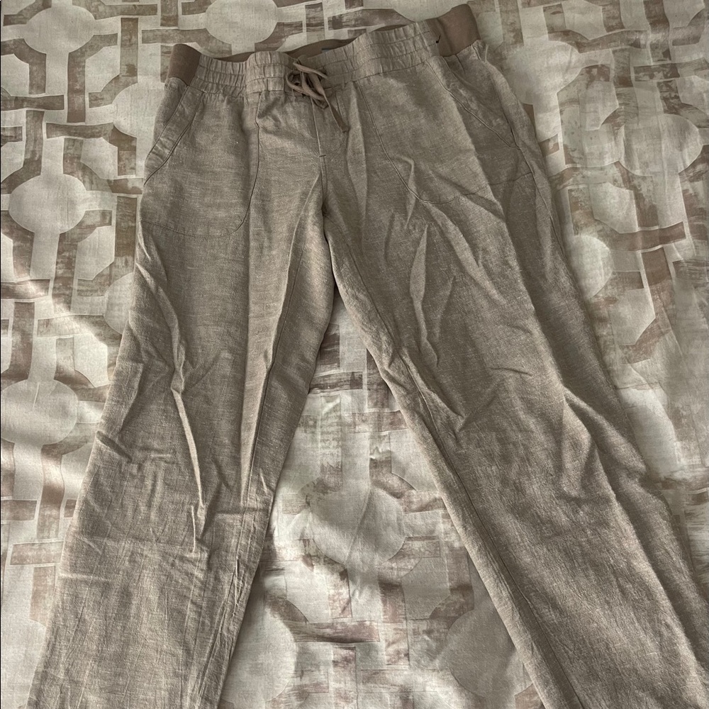 Light brownish grayish linen pants.